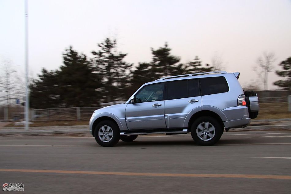 进口三菱帕杰罗动态实拍