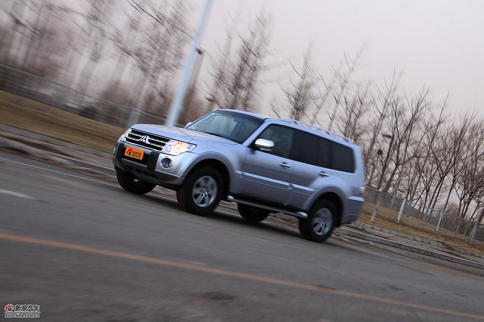 进口三菱帕杰罗动态实拍