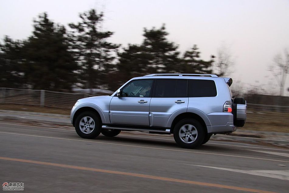 进口三菱帕杰罗动态实拍