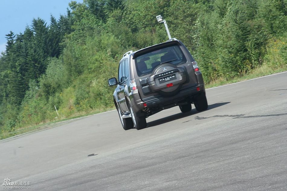 2010款三菱帕杰罗试驾组图