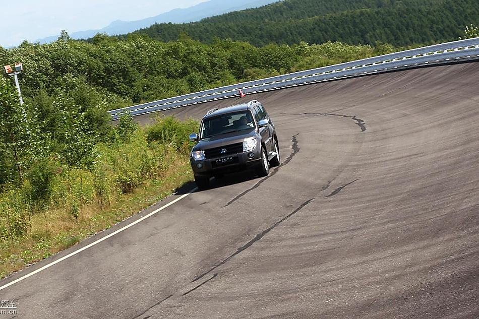 2010款三菱帕杰罗试驾组图