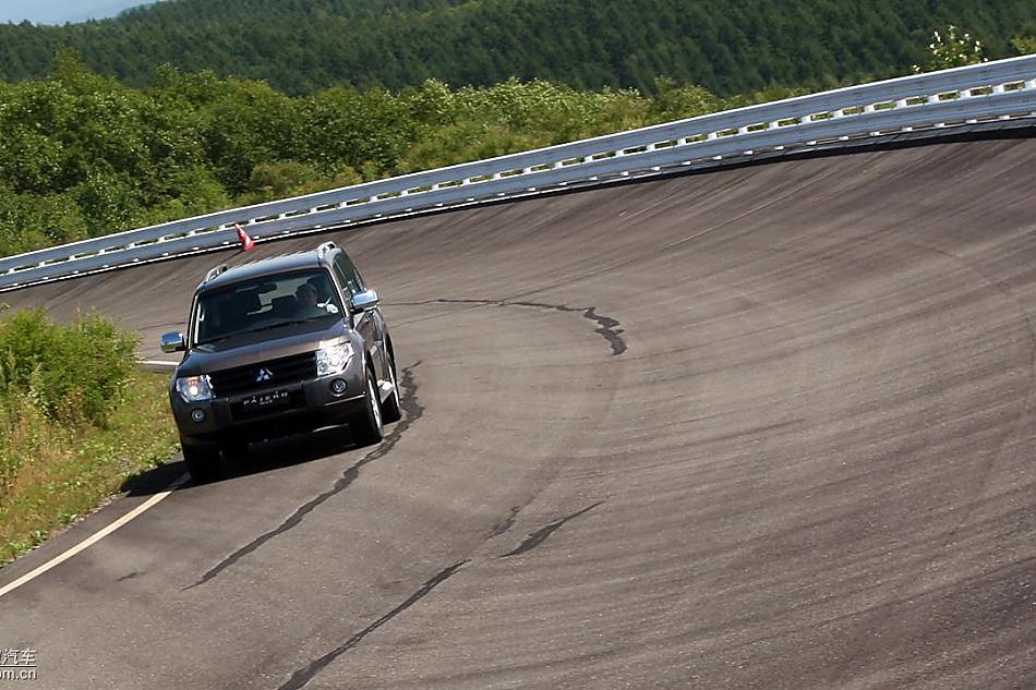 2010款三菱帕杰罗试驾组图