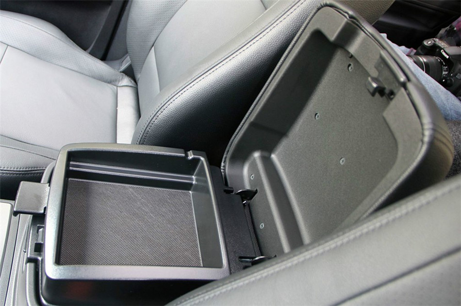 2012款 3.0L AT 精英版 座椅空间