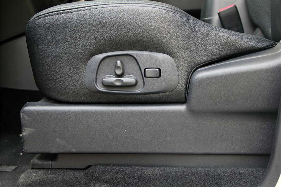 2012款 3.0L AT 精英版 座椅空间