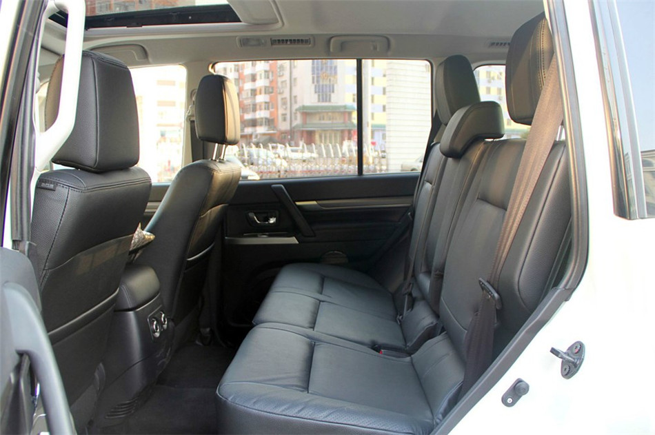 2012款 3.0L AT 精英版 座椅空间