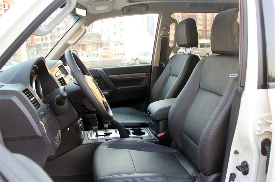 2012款 3.0L AT 精英版 座椅空间
