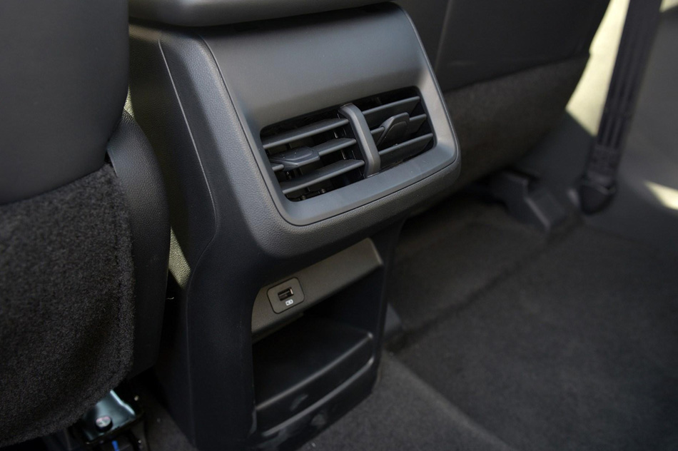 2020款 1.5T 手动炫动型 座椅空间