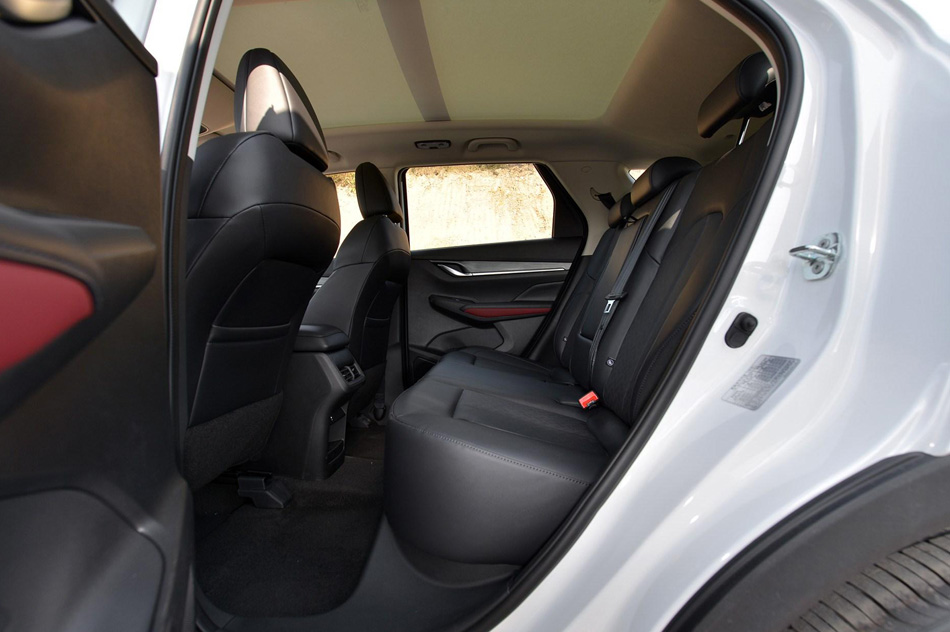 2020款 1.5T 手动炫动型 座椅空间