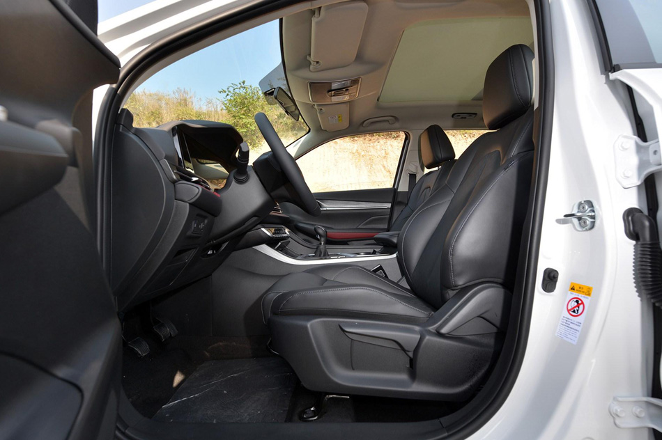 2020款 1.5T 手动炫动型 座椅空间