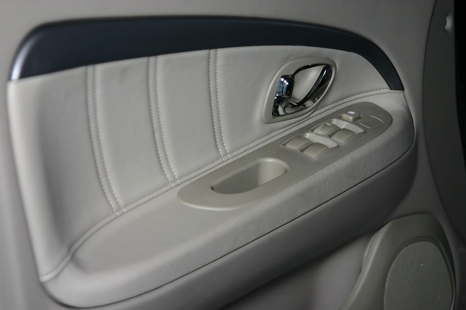 东南汽车蓝瑟电动车门