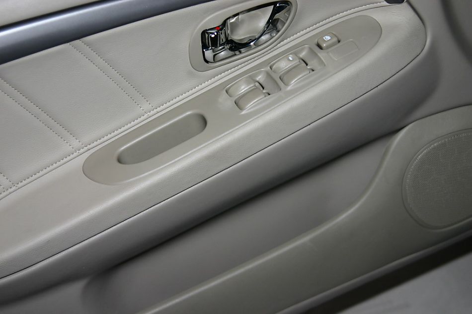 东南汽车蓝瑟电动车门