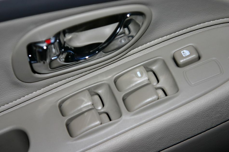 东南汽车蓝瑟电动车门