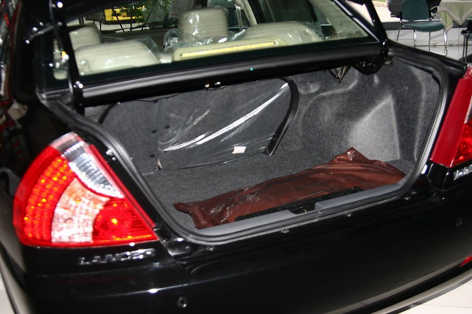 东南汽车蓝瑟后备厢