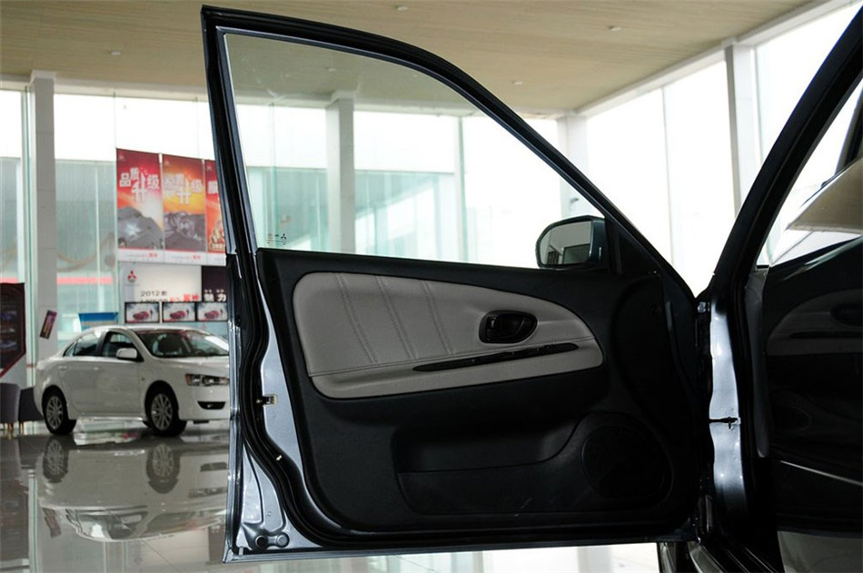 2012款 1.6L MT SEi舒适版 座椅空间