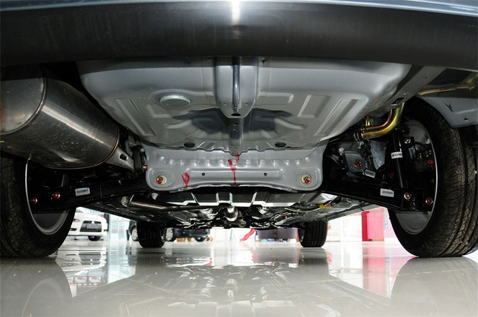 2012款 1.6L MT SEi舒适版 引擎底盘