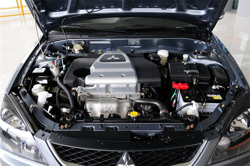 2012款 1.6L MT SEi舒适版 引擎底盘