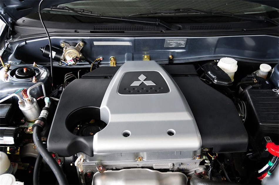 2012款 1.6L MT SEi舒适版 引擎底盘