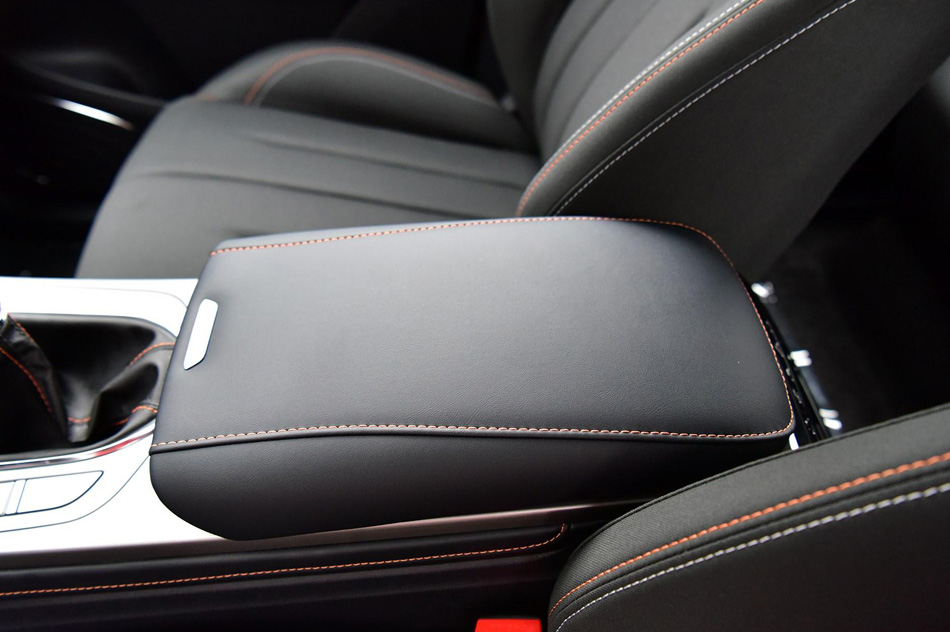 2020款 1.5T 手动精英型 座椅空间