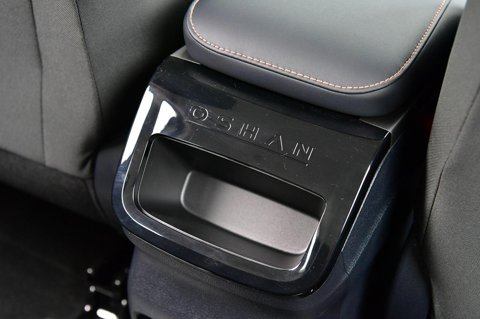 2020款 1.5T 手动精英型 座椅空间