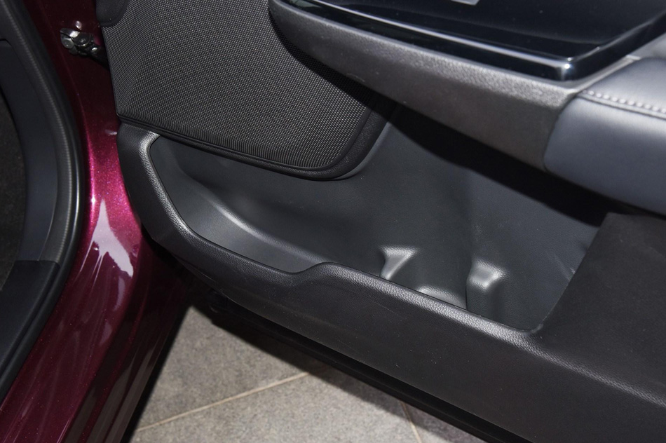 2020款 锐·混动 2.0L 两驱锐·尊贵版 座椅空间