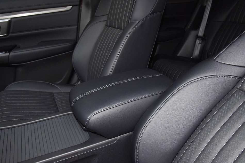 2020款 锐·混动 2.0L 两驱锐·尊贵版 座椅空间