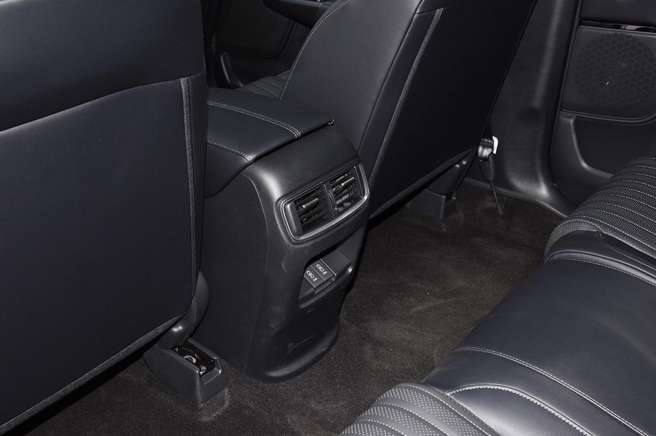 2020款 锐·混动 2.0L 两驱锐·尊贵版 座椅空间
