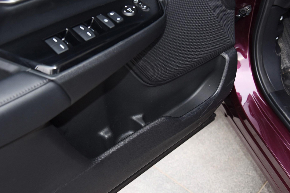 2020款 锐·混动 2.0L 两驱锐·尊贵版 座椅空间