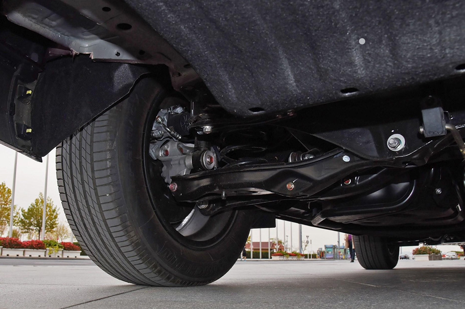 2020款 锐·混动 2.0L 两驱锐·尊贵版 引擎底盘