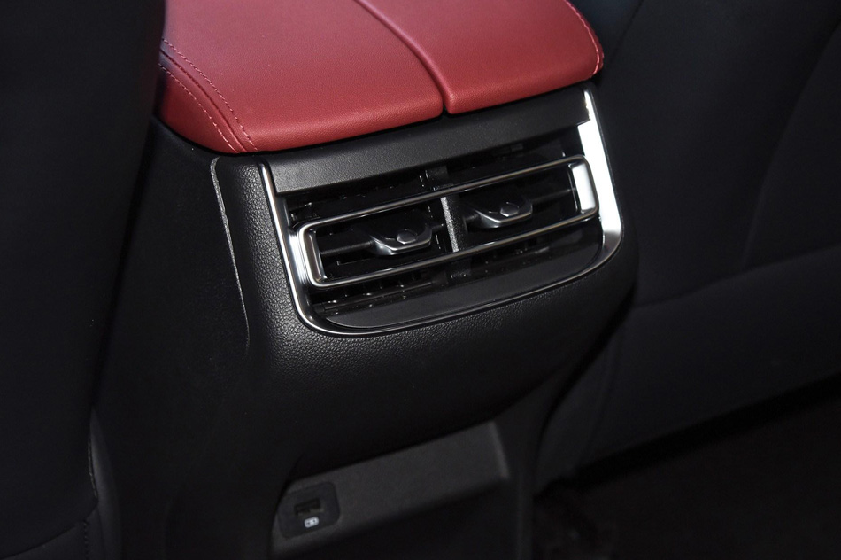 2020款 2.0T 自动旗舰型 座椅空间