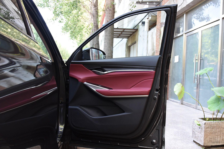 2020款 2.0T 自动旗舰型 座椅空间