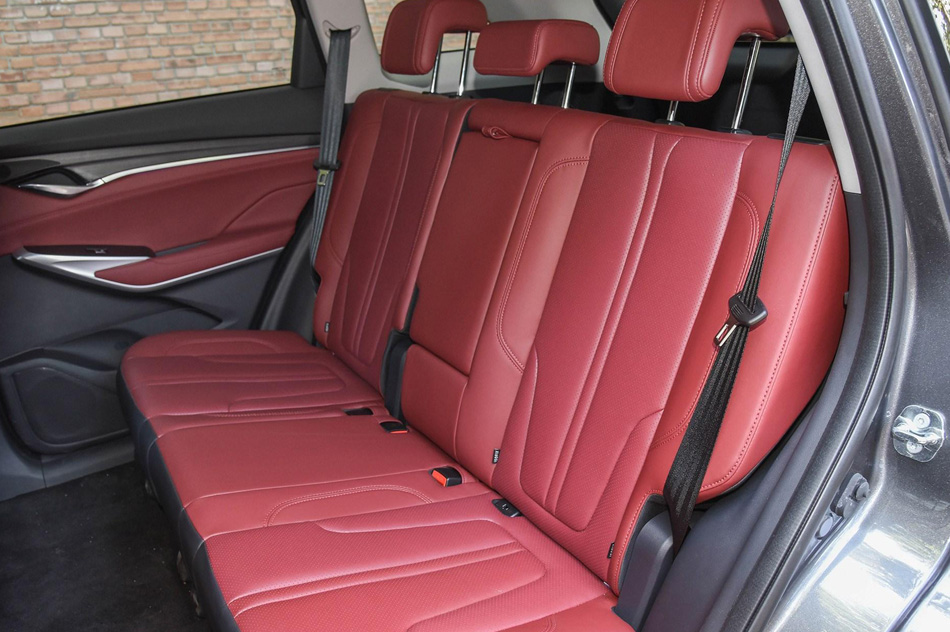 2020款 2.0T 自动旗舰型 座椅空间