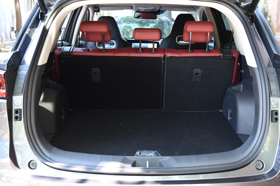 2020款 2.0T 自动旗舰型 座椅空间