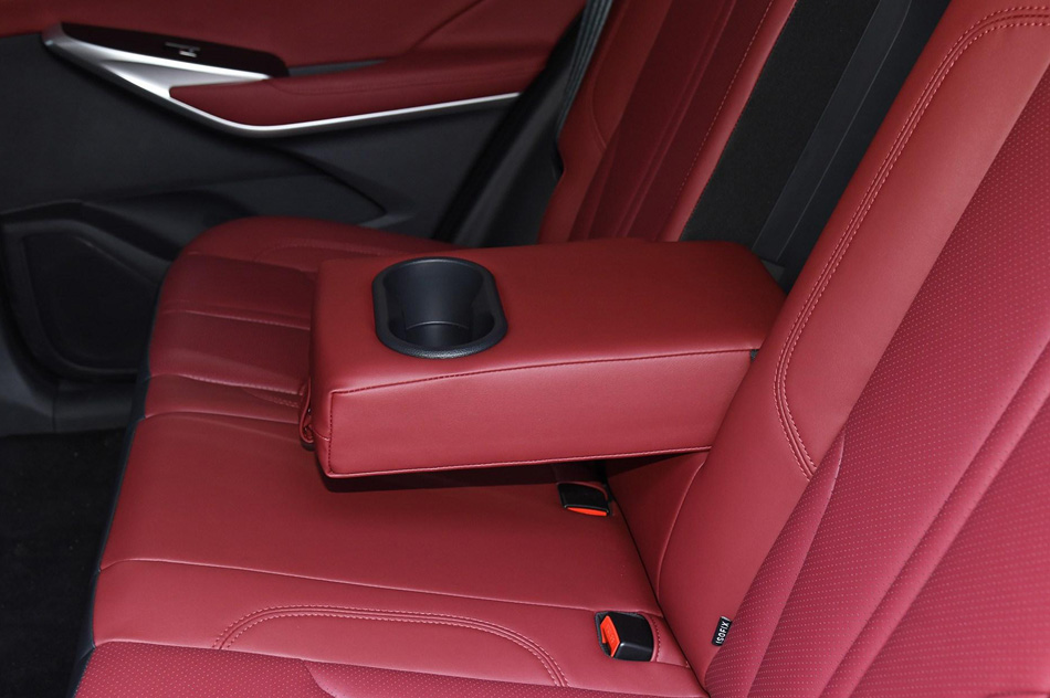 2020款 2.0T 自动旗舰型 座椅空间