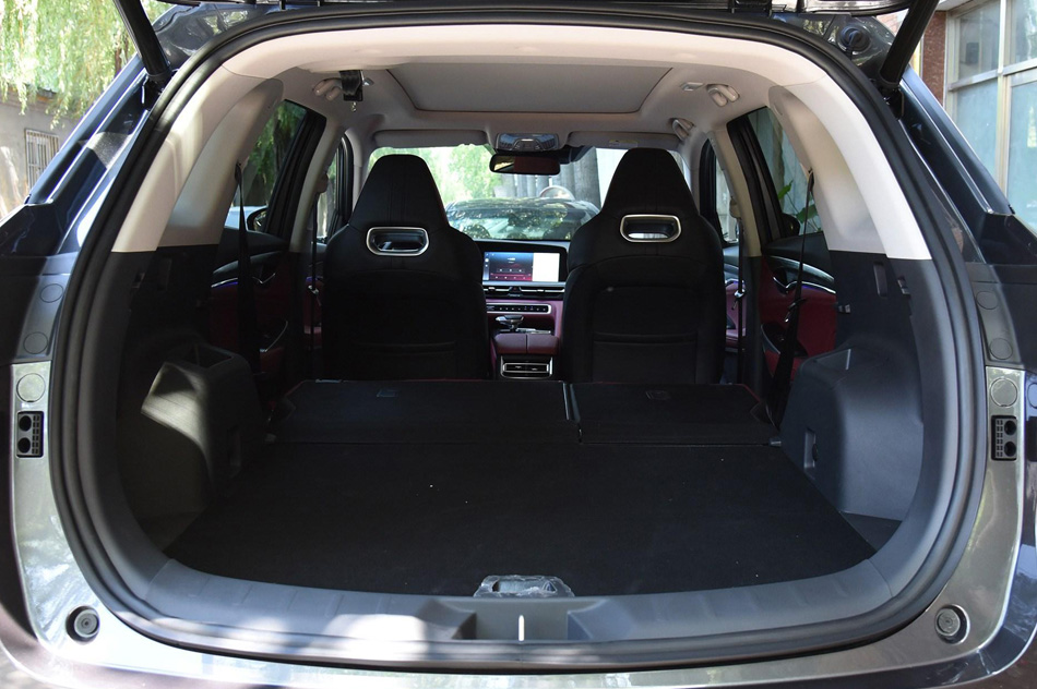 2020款 2.0T 自动旗舰型 座椅空间