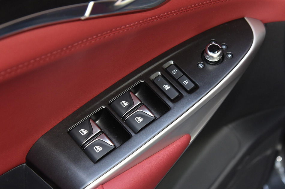 2020款 2.0T 自动旗舰型 座椅空间