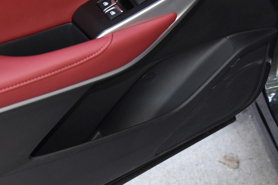 2020款 2.0T 自动旗舰型 座椅空间