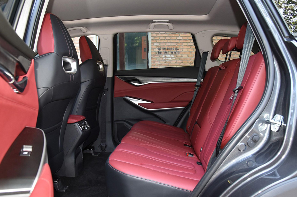 2020款 2.0T 自动旗舰型 座椅空间