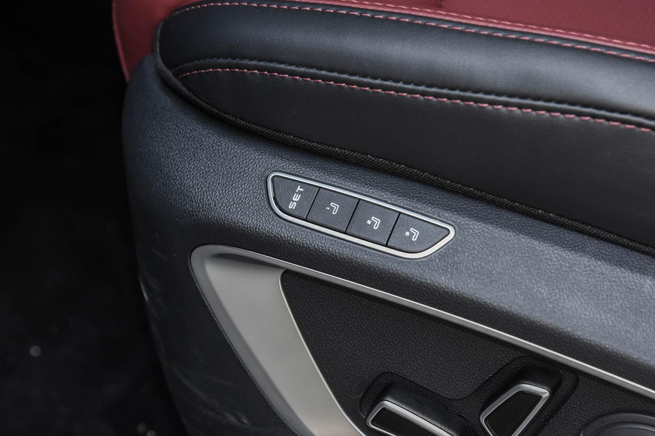 2020款 2.0T 自动旗舰型 座椅空间