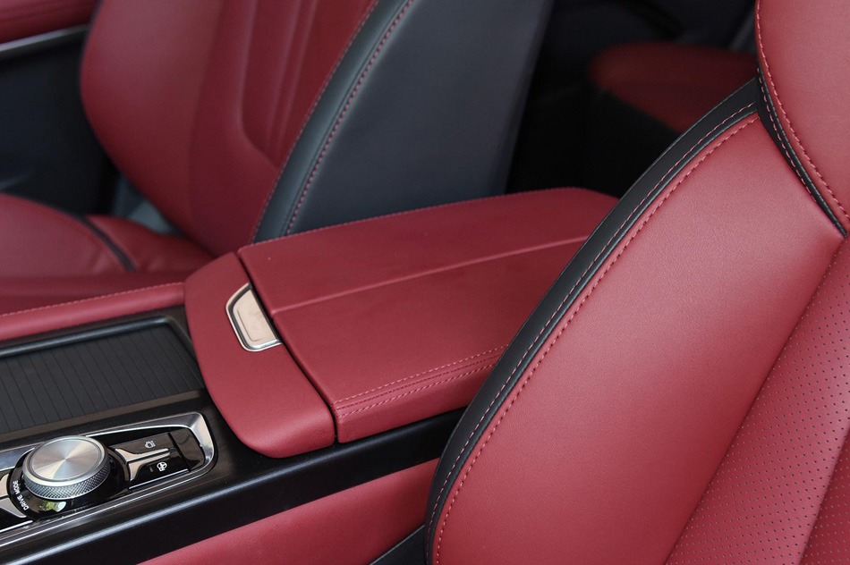 2020款 2.0T 自动旗舰型 座椅空间