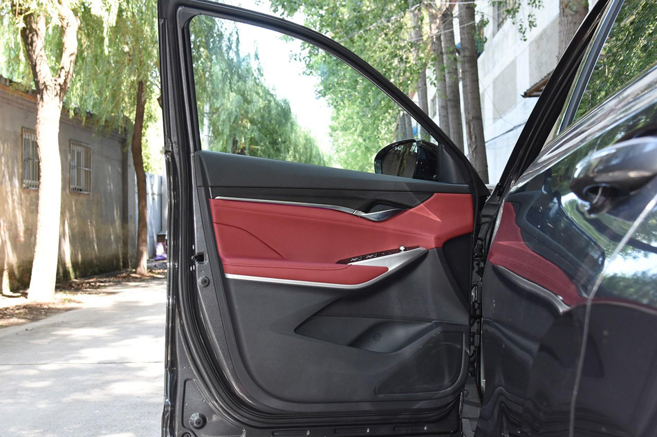 2020款 2.0T 自动旗舰型 座椅空间