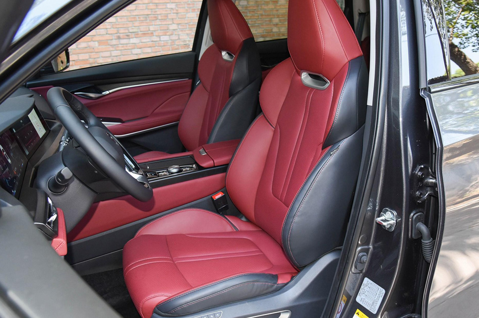 2020款 2.0T 自动旗舰型 座椅空间