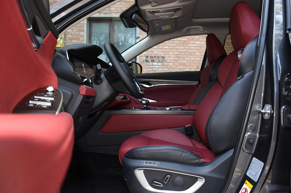 2020款 2.0T 自动旗舰型 座椅空间