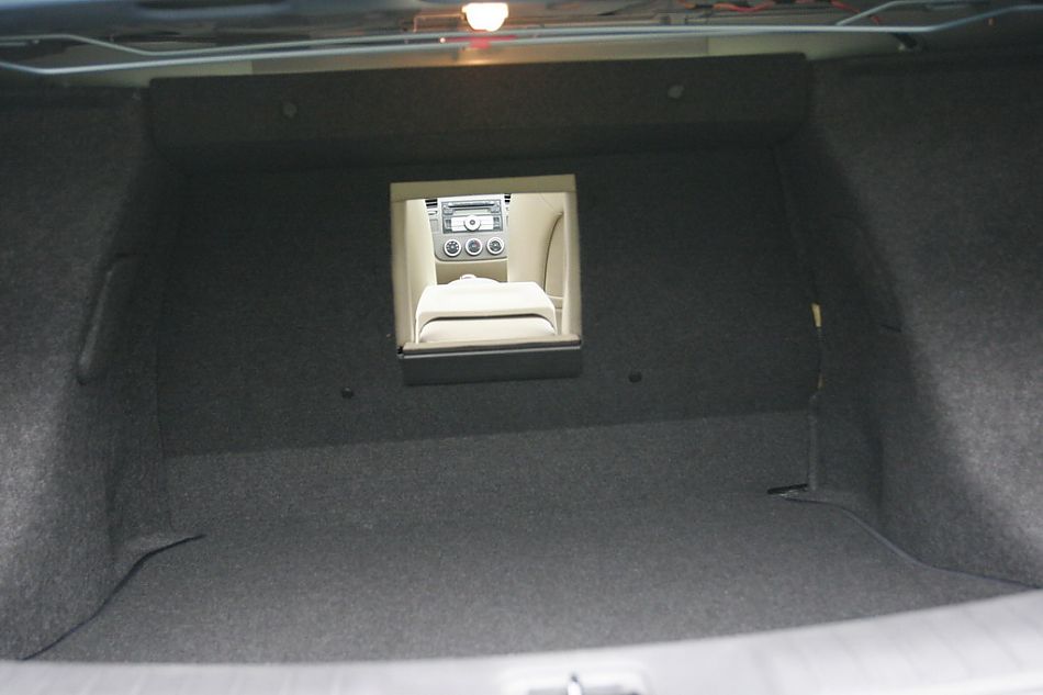 东风日产轩逸后备厢