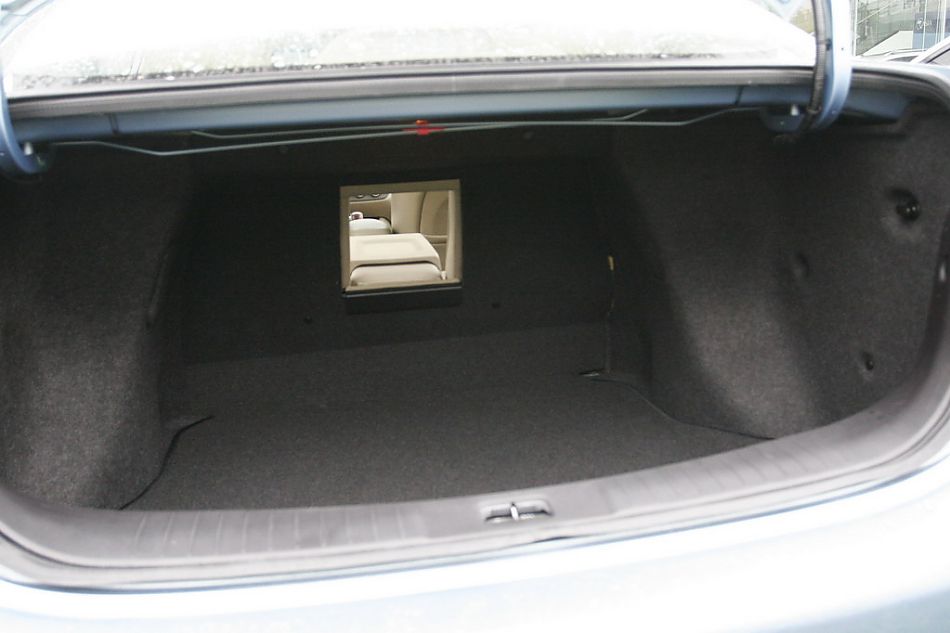 东风日产轩逸后备厢