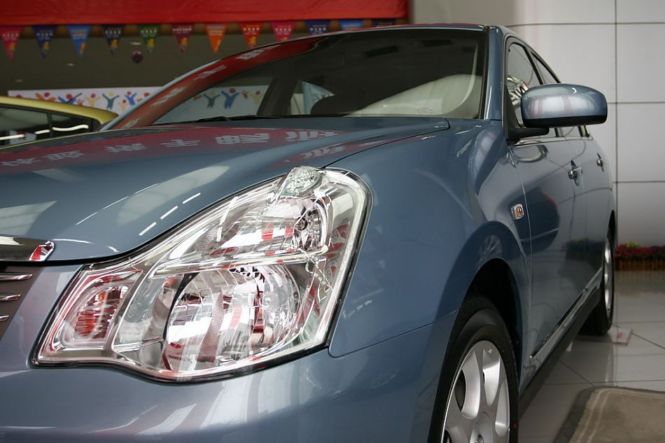 东风日产轩逸前大灯