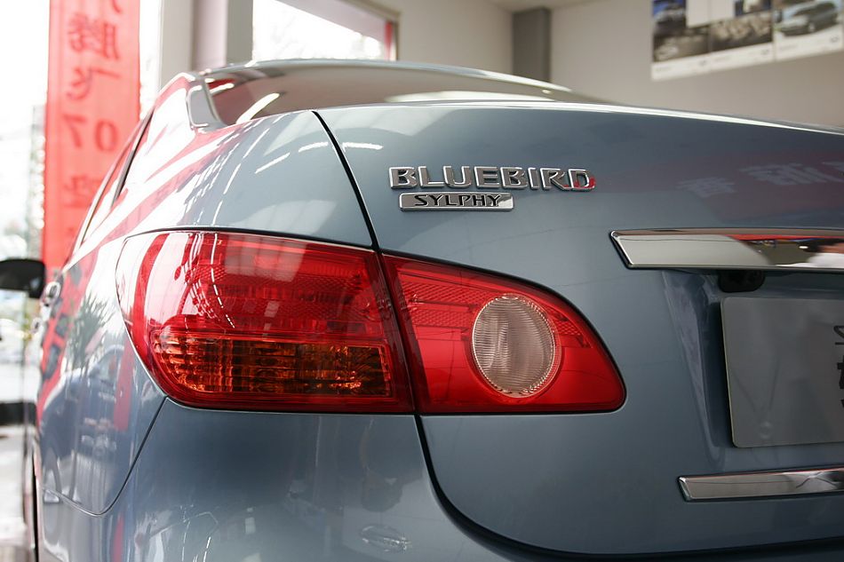 东风日产轩逸尾灯