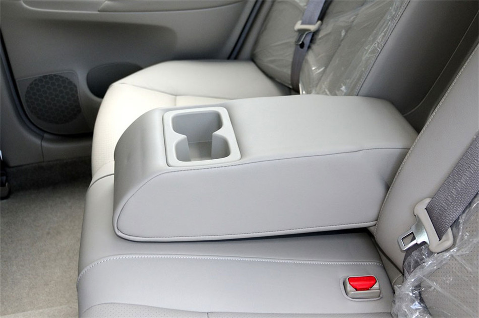 2012款 1.6L MT 豪华版 座椅空间