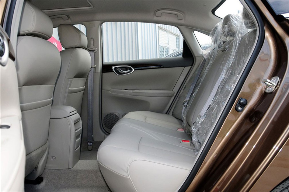 2012款 1.6L MT 豪华版 座椅空间