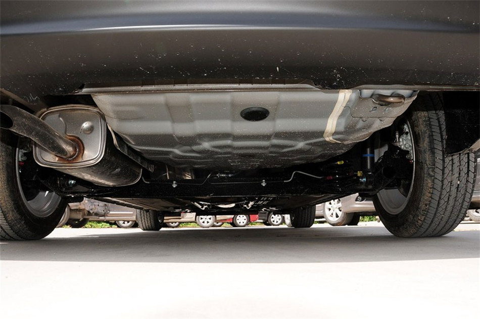 2012款 1.6L MT 豪华版 引擎底盘