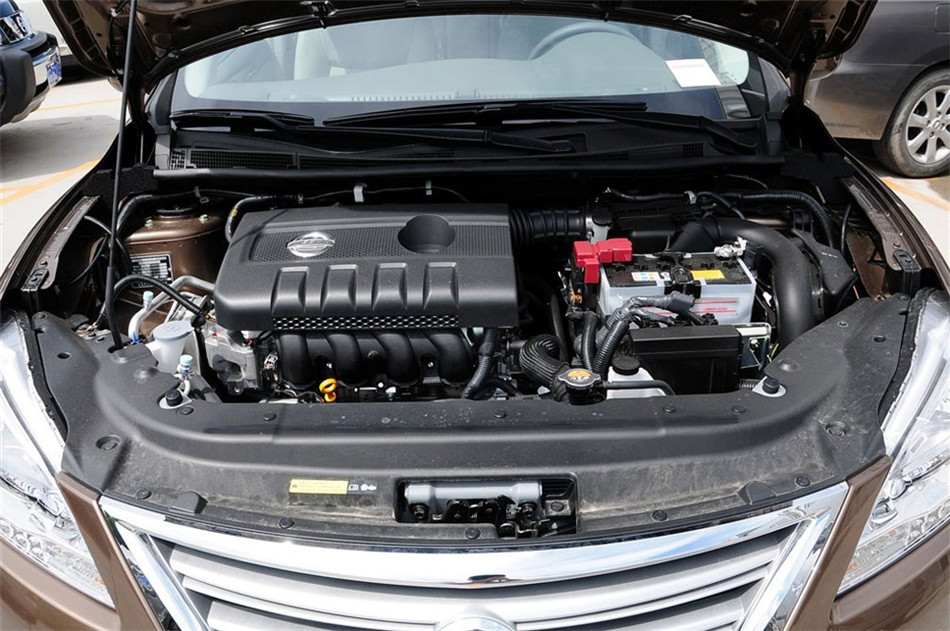 2012款 1.6L MT 豪华版 引擎底盘